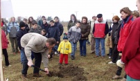 Sázení stromů dětí uprchlíků v Horce nad Moravou