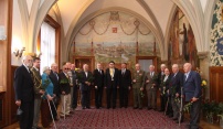 Čeští veteráni převzali na olomoucké radnici pamětní medaile