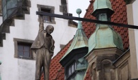 Z radnice visí socha Sigmunda Freuda