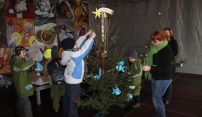 Děti soutěží o nejhezčí vánoční stromeček