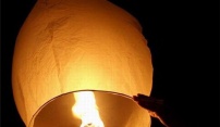 Pozor na nebezpečí požáru při použití létajících balónků