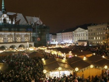 Strom rozzářil náměstí, začaly vánoční trhy | © Blanka Martinovská