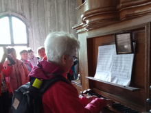 V dřevěném kostelíku v Maršíkově  nám Liduška Hlochová zahrála na varhany