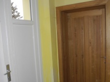 Zadní vchod (bílé dveře), dolní salónek (hnědé dveře)
