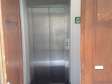 Dveře výtahu (pohled z vedlejšího vstupu)