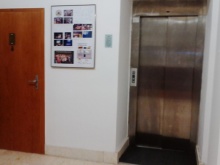 Pohled na výstupní místo z výtahu (lokalizace WC)