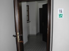 WC přízemí (levé křídlo od hlavního vchodu) vchod