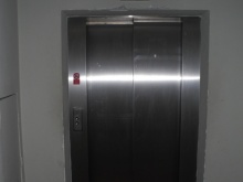 Výtah v přízemí (levé křídlo od hlavního vchodu)