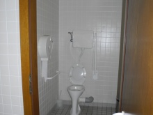 WC podkroví (levé křídlo od hlavního vchodu) prostory kabiny