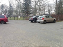 Parkování před budouvou školy